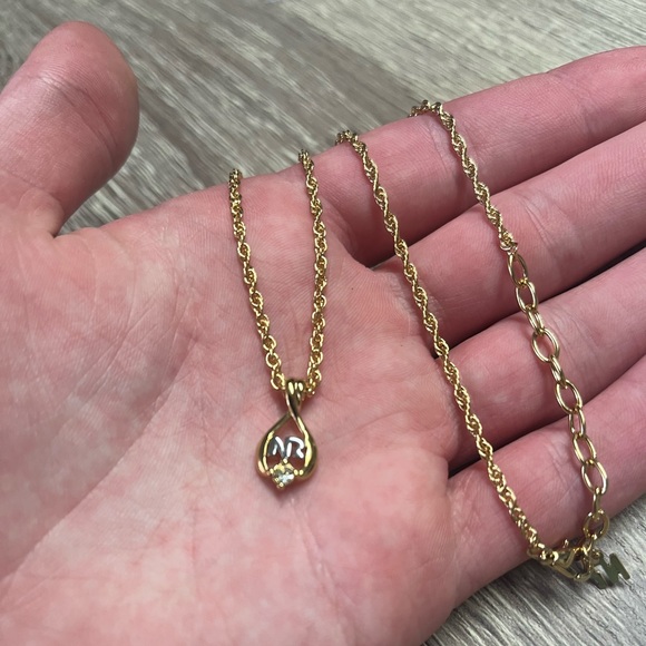 Like New! Vintage Nina Ricci Gold Pendant Necklace - Picture 2 of 7